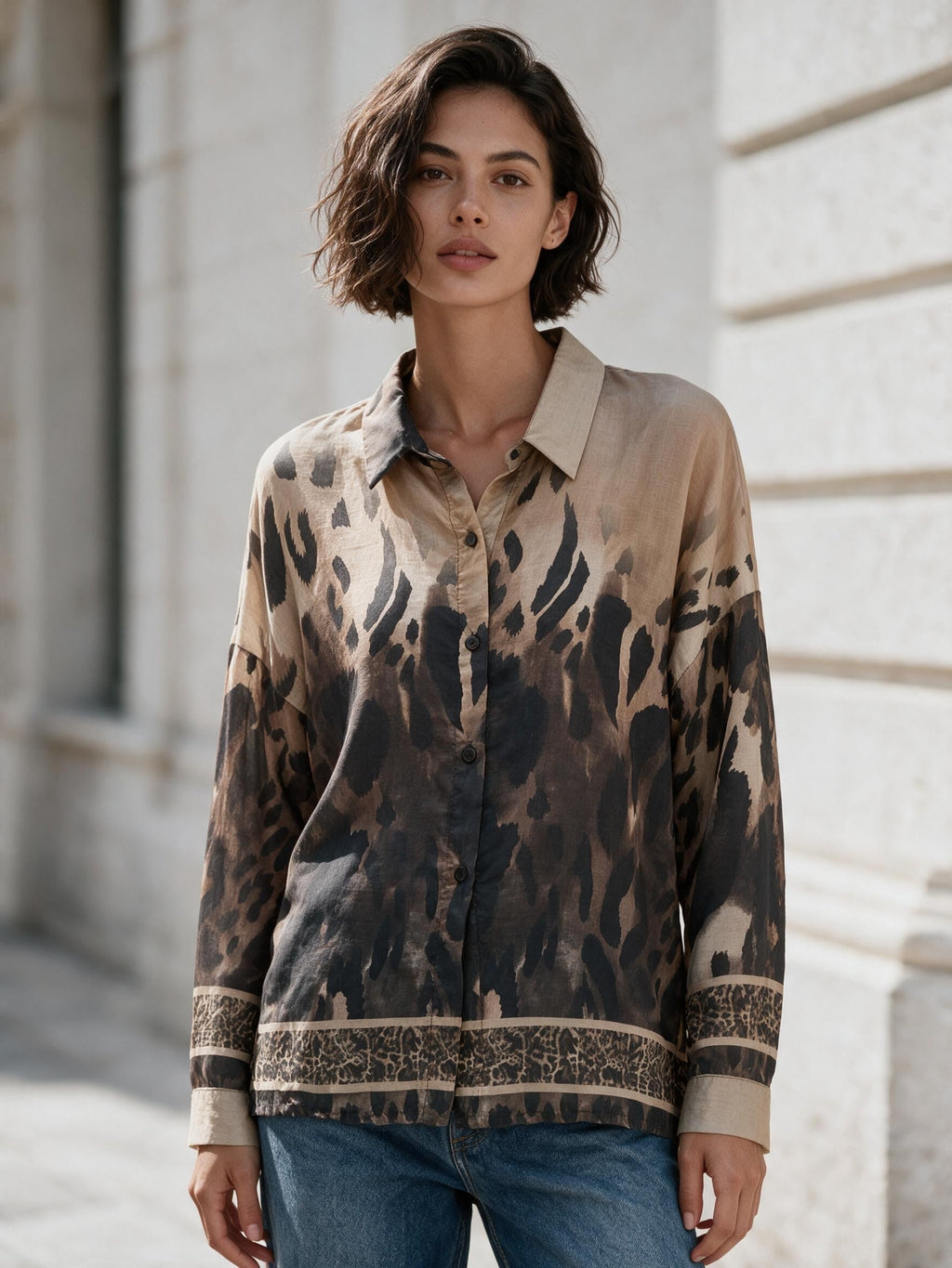 Риза Benny Boutique с копчета отпред, кафяво-черен животински принт, класическа яка и маншети с детайл по подгъва.