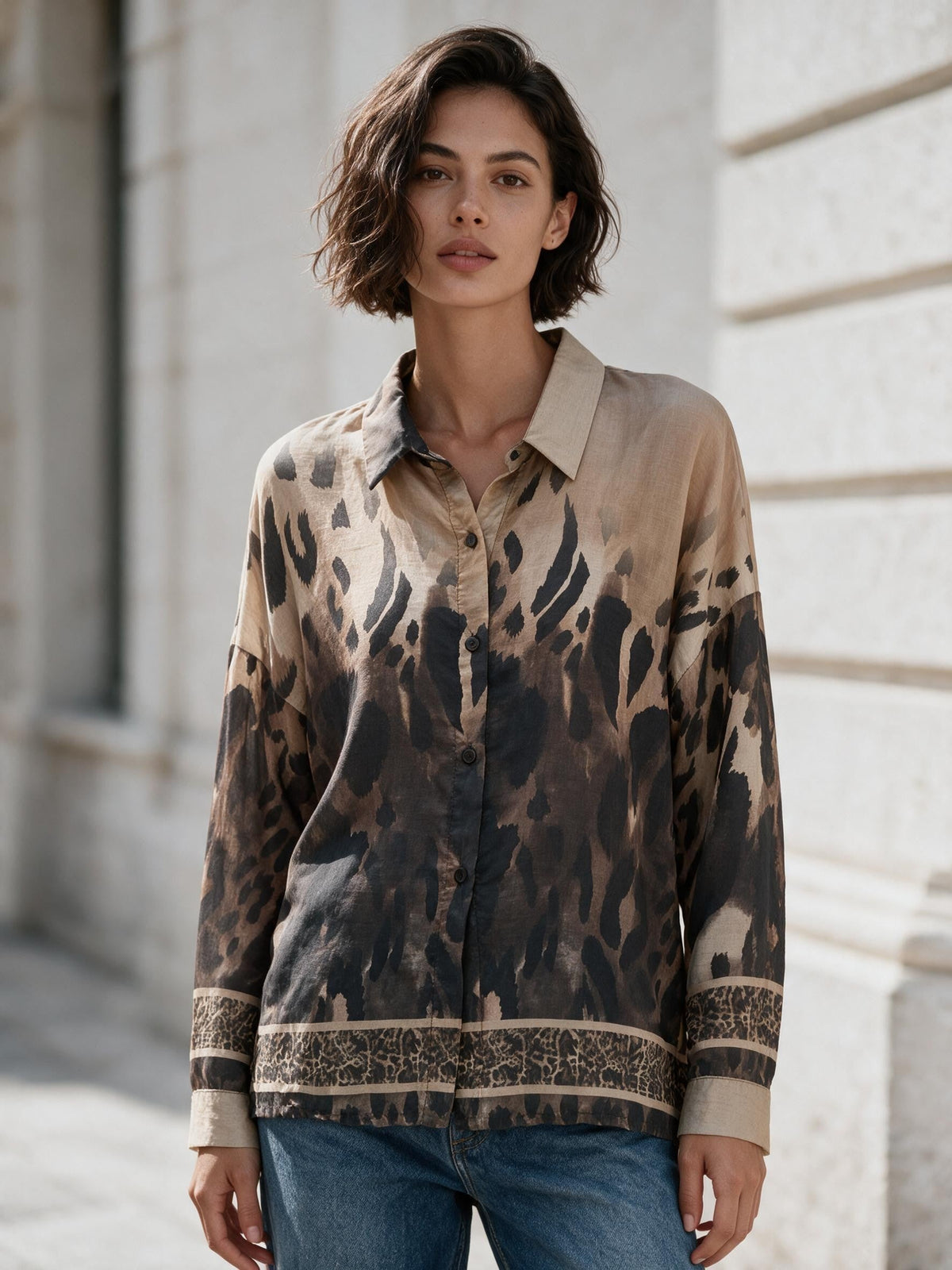Риза Benny Boutique с копчета отпред, кафяво-черен животински принт, класическа яка и маншети с детайл по подгъва.