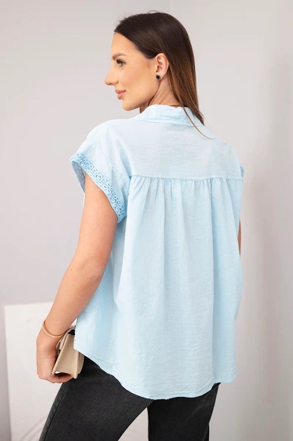 Benny Boutique бебешко синя памучна блуза с къс ръкав, дантелена декорация и предно закопчаване с копчета.