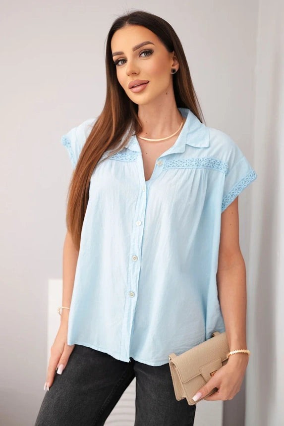 Benny Boutique бебешко синя памучна блуза с къс ръкав, дантелена декорация и предно закопчаване с копчета.