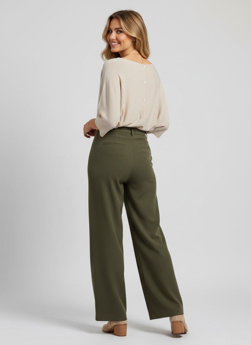 Бежова блуза Benny Boutique с декоративни копчета на гърба, носена от усмихната жена с маслиненозелени панталони.