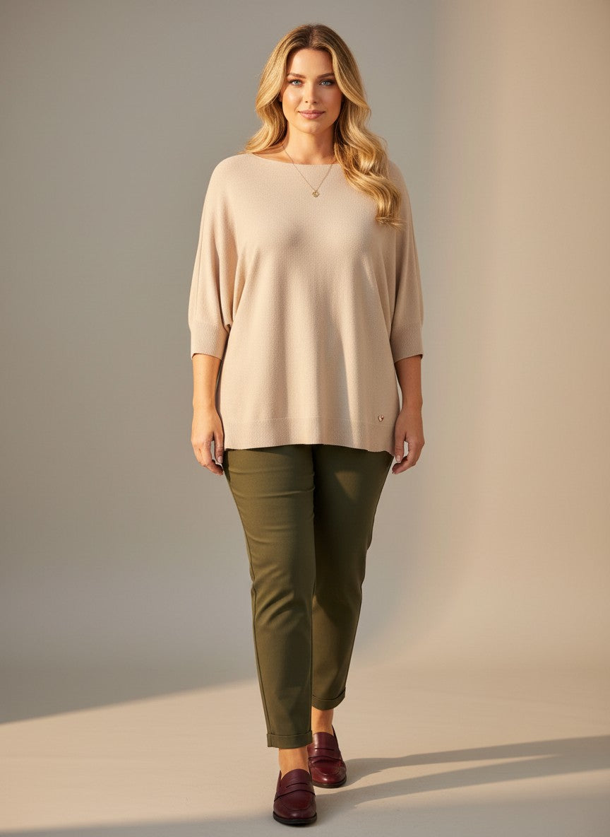 Бежова плетена блуза Benny Boutique с ръкави три четвърти, носена от русокос модел с маслиненозелени панталони.
