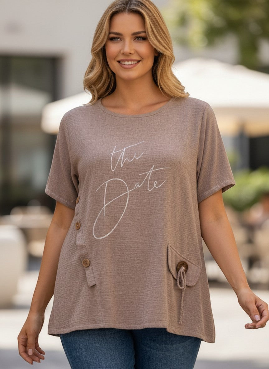 Кафява макси А-образна блуза на Benny Boutique с асиметрични копчета, принт с текст и мека текстурирана материя на модел.
