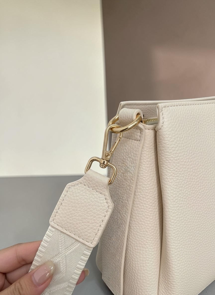 Структурирана бежова чанта от еко кожа на Benny Boutique със златиста металика и широка плетена презрамка.