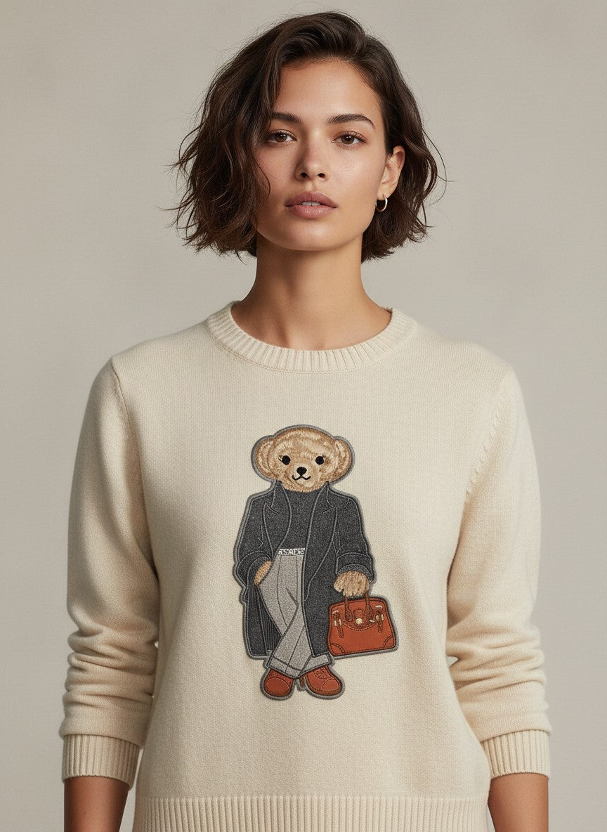 Бежов финоплетен пуловер Benny Boutique със стилна апликация на мече отпред, носен от жена.