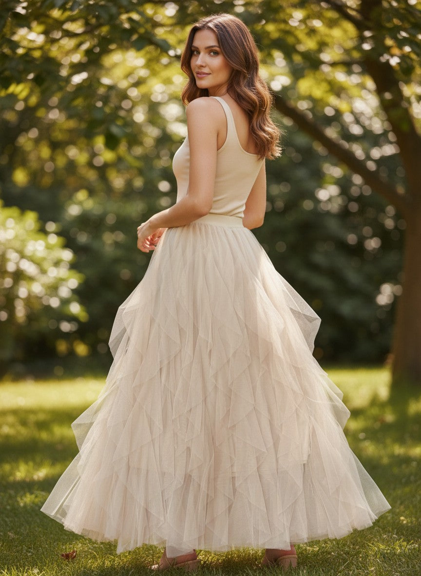 Benny Boutique бежова макси тюлена пола с каскадни набрани пластове, носена от жена в градина.