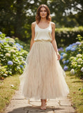 Benny Boutique бежова макси тюлена пола с каскадни набрани пластове, носена от жена в градина.