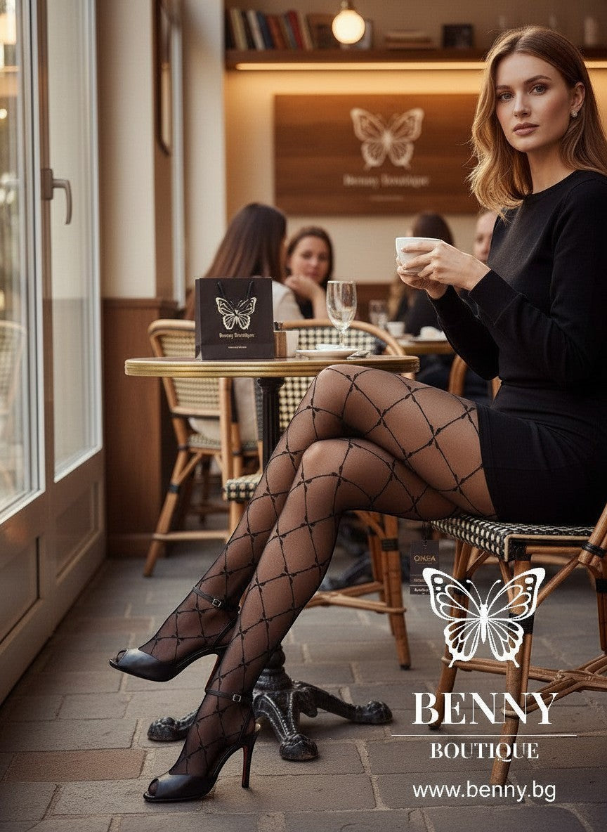 Benny Boutique черни фин 20 DEN чорапогащници с ромбовиден десен, носени от жена, седяща в кафене.