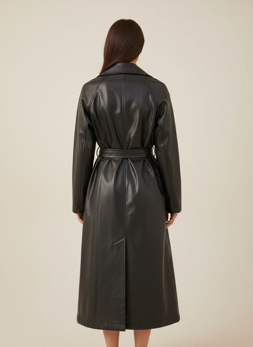 Черен тренчкот от изкуствена кожа на Benny Boutique с колан на талията и заден шлиц, показан в гръб.