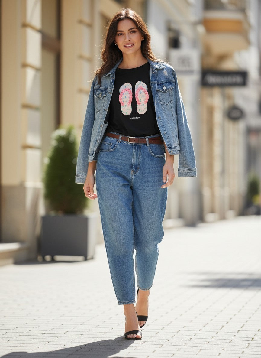 Benny Boutique черна памучна тениска с розов принт на джапанки и деликатни детайли с палмови дървета.
