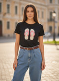 Benny Boutique черна памучна тениска с розов принт на джапанки и деликатни детайли с палмови дървета.