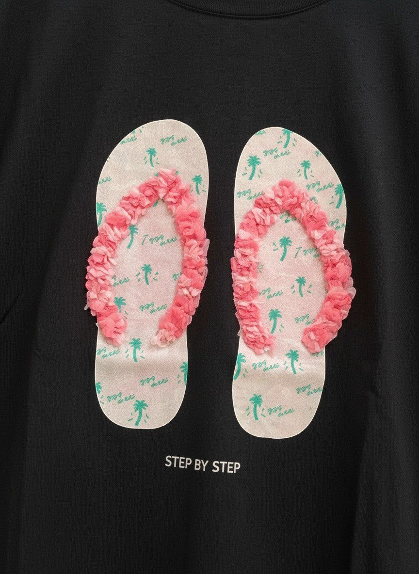 Benny Boutique черна памучна тениска с розов принт на джапанки и деликатни детайли с палмови дървета.