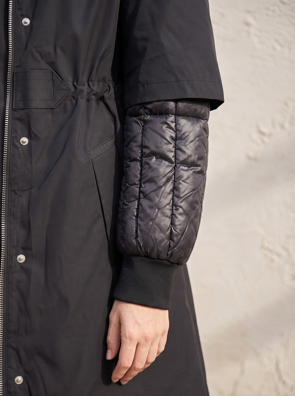 Черно яке парка Benny Boutique с гладка матова основна част и контрастни капитонирани ръкави с рипсени маншети.