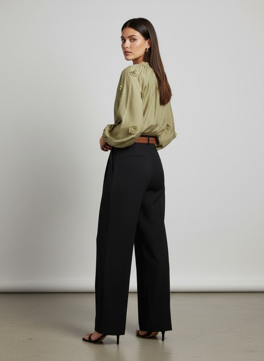 Черни панталони Benny Boutique с широки крачоли и странични джобове, носени от модел в студийна обстановка.