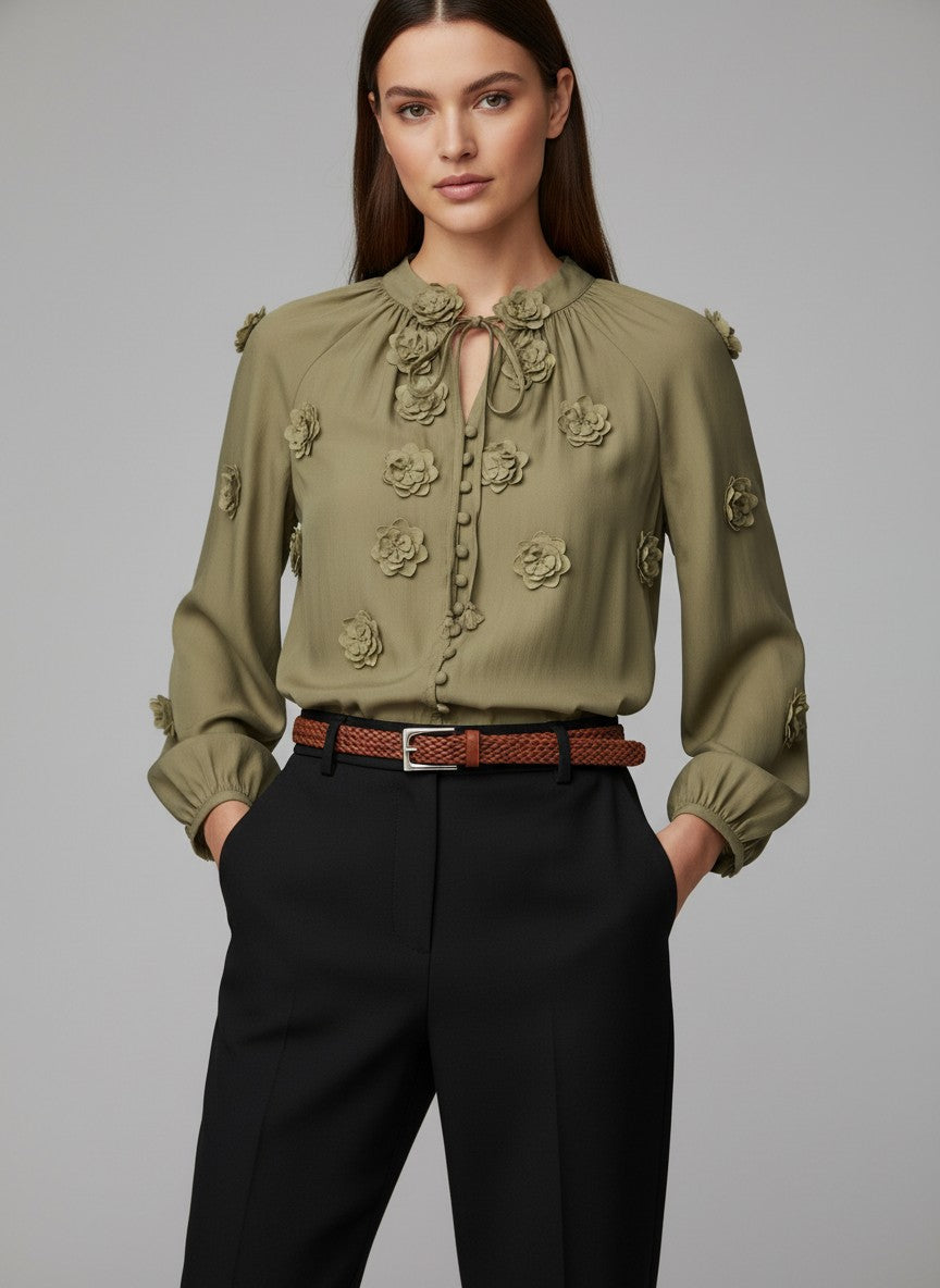 Черни панталони Benny Boutique с широки крачоли и странични джобове, комбинирани с маслиненозелена блуза на цветя.