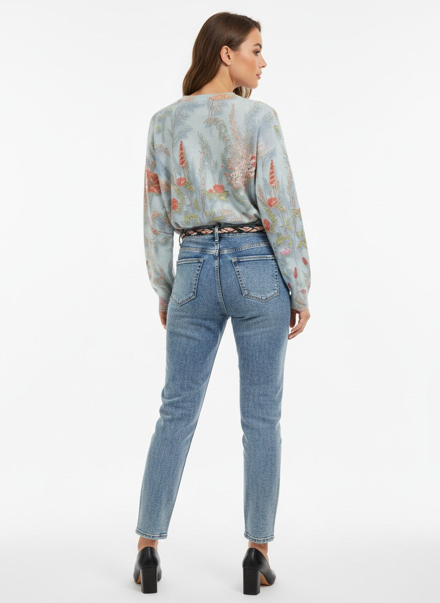 Сини дънки Benny Boutique с декоративен шев отпред и скъсена дължина, носени от модел с пуловер на цветя.