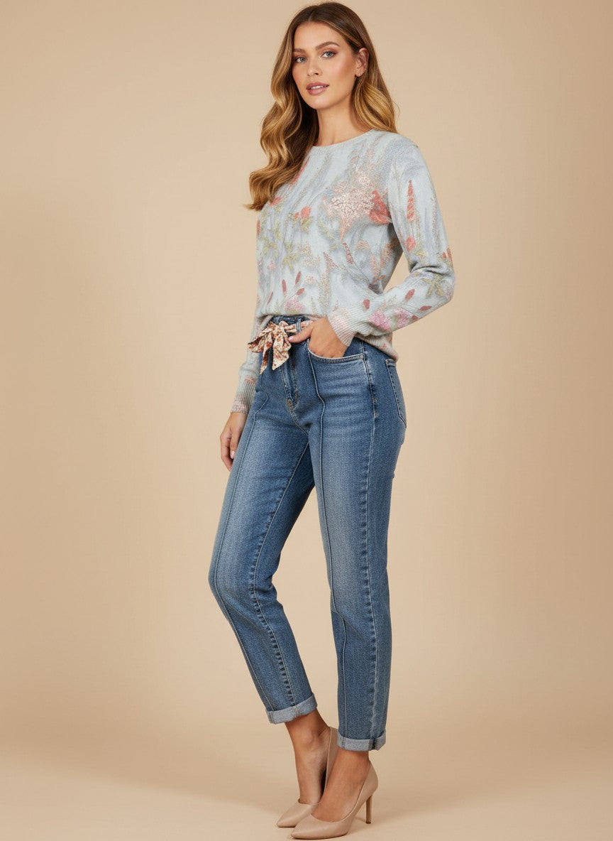 Сини дънки Benny Boutique с декоративен шев отпред и подгънати крачоли, носени от модел с пуловер на цветя.