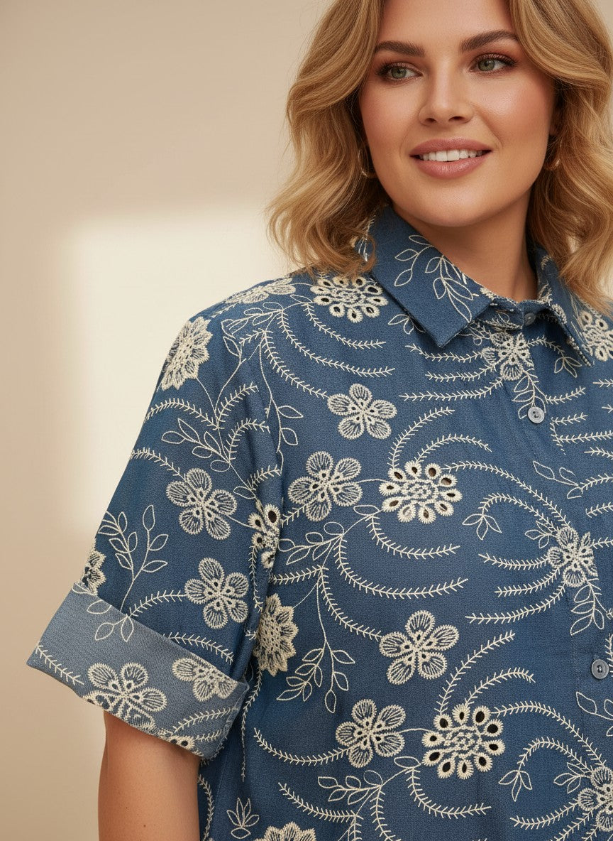 Синя памучна риза Benny Boutique с кремава флорална бродерия, къси ръкави и класическа яка, облечена върху усмихната жена.