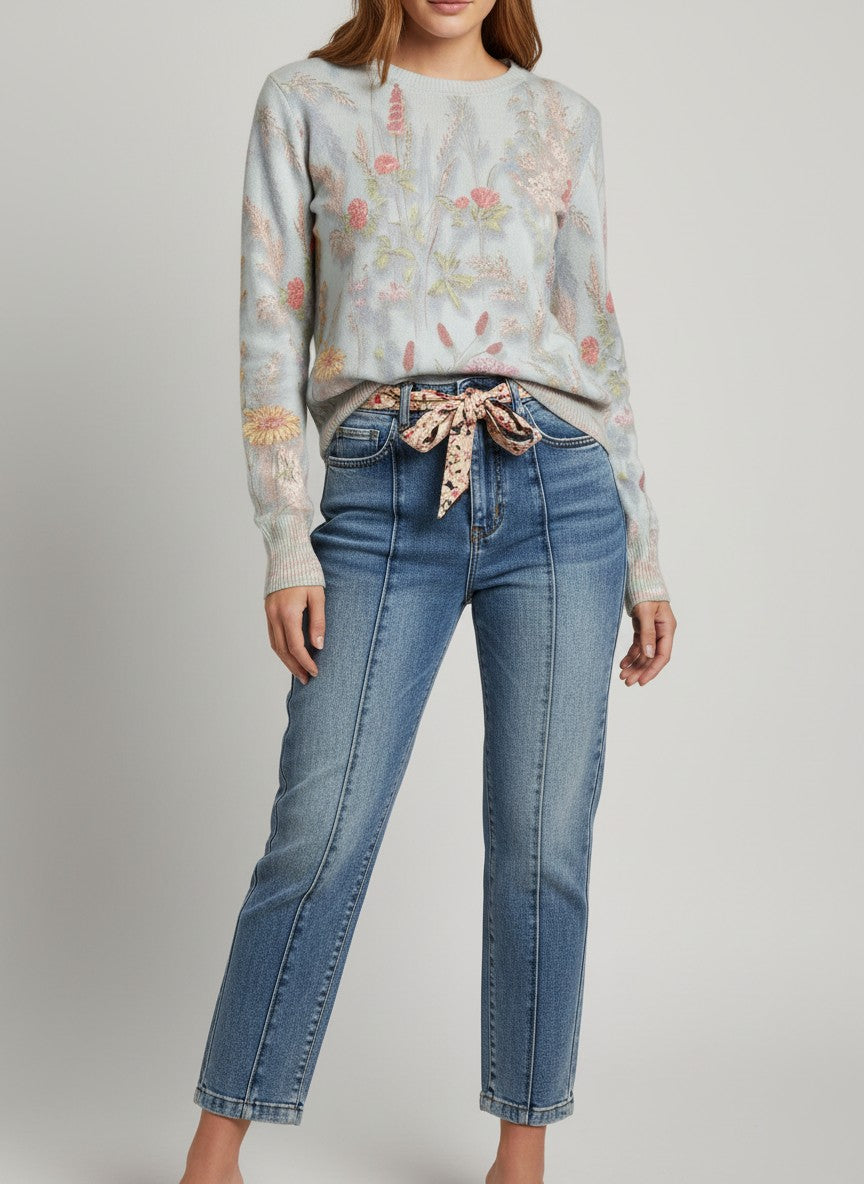 Сини дънки Benny Boutique с декоративен шев отпред и флорална връзка на талията, съчетани с мек плетен пуловер на цветя.