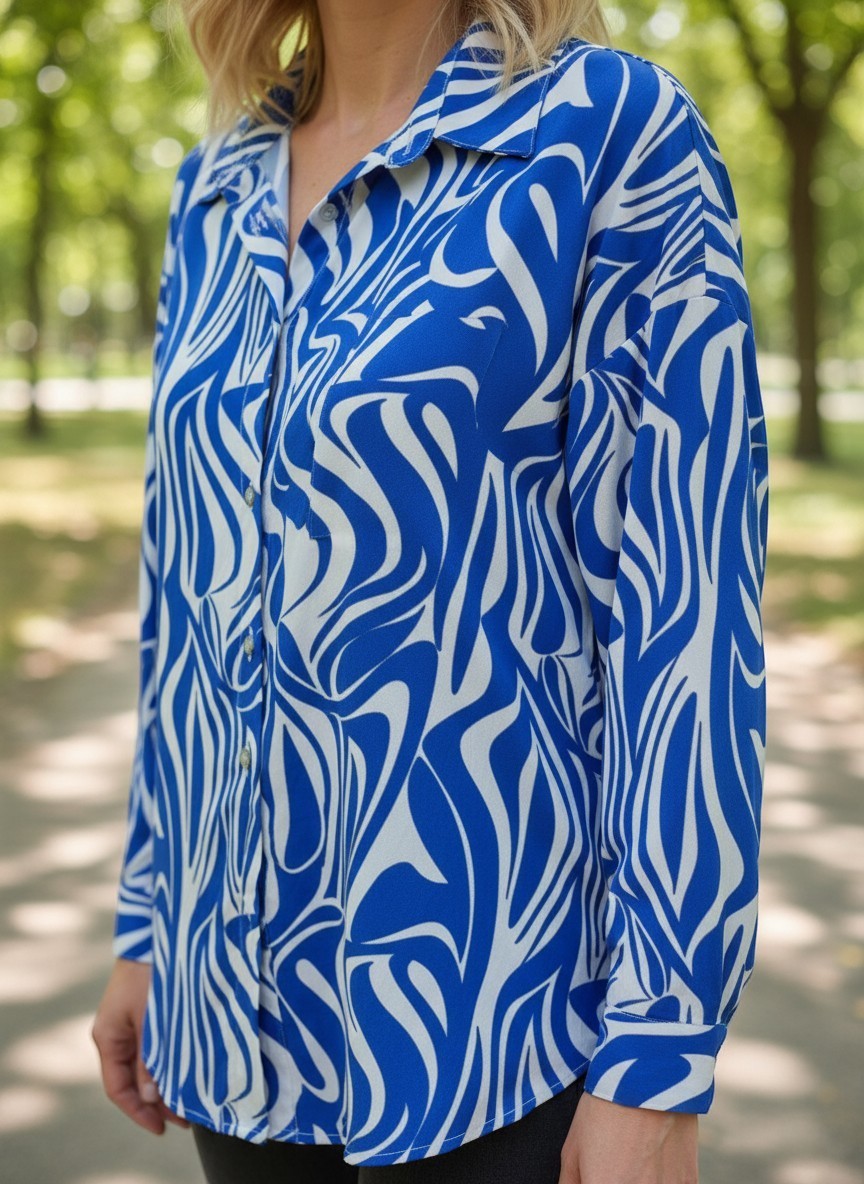 Benny Boutique свободна риза в синьо и бяло с модерен абстрактен графичен принт и яка с копчета.
