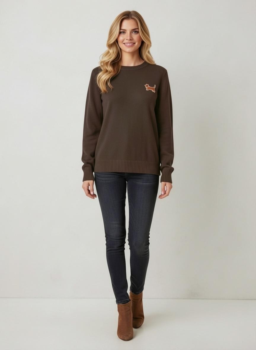 Кафяв плетен пуловер Benny Boutique с класическо кръгло деколте и малка апликация на дакел на гърдите.