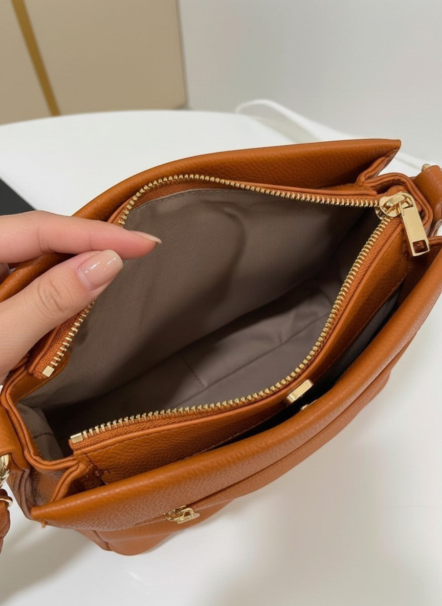 Кафява структурирана чанта от еко кожа на Benny Boutique със златист цип и просторен вътрешен джоб.
