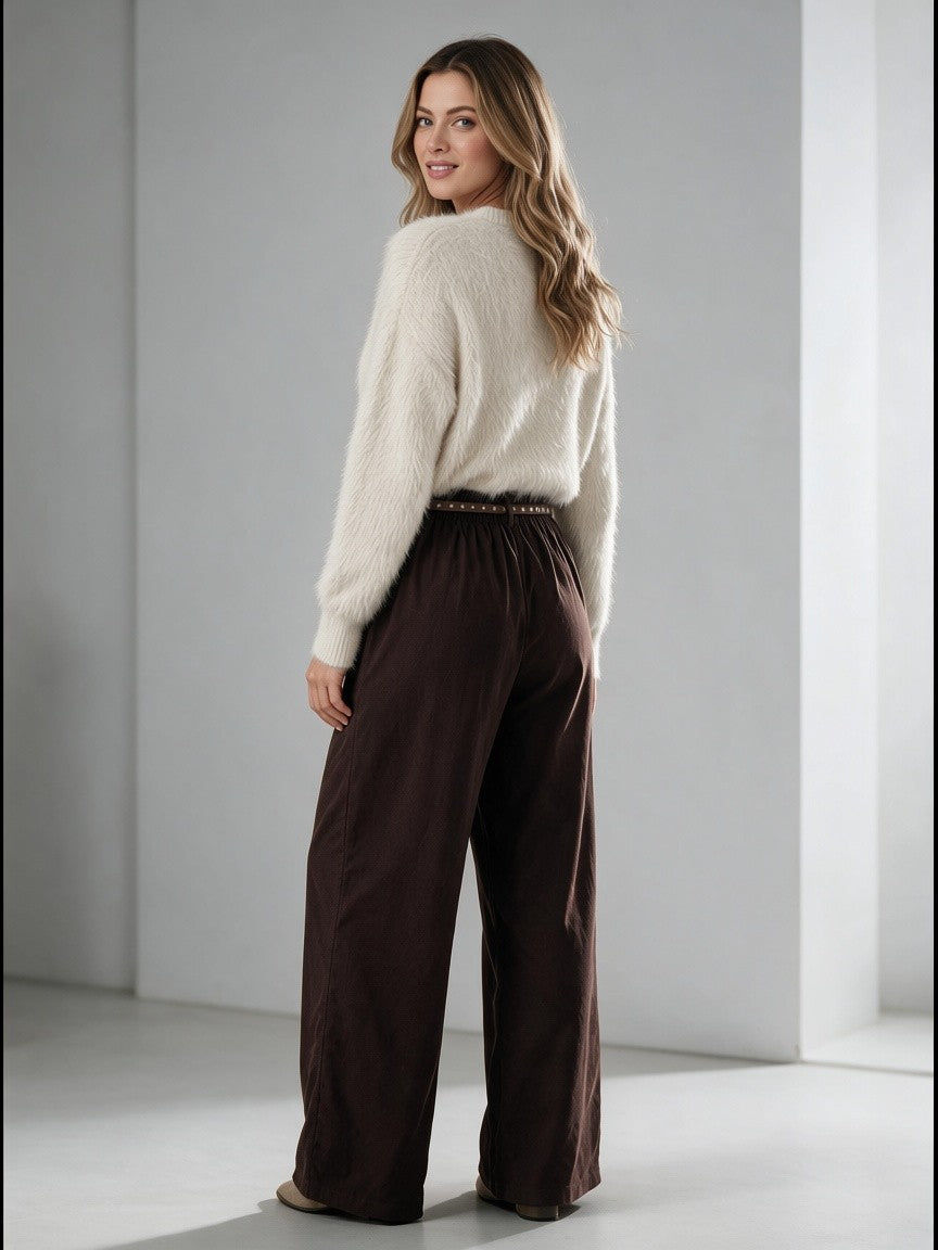 Кафяв панталон с висока талия и широки крачоли от Benny Boutique, с еластична част на гърба и колан с капси, съчетан с кремав пуловер.