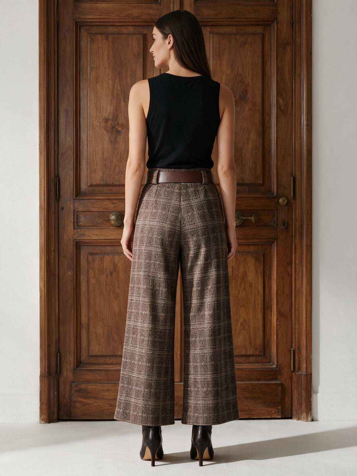 Панталон Benny Boutique с висока талия и широки крачоли в кафяво каре, с кафяв колан, показан отзад върху модел.