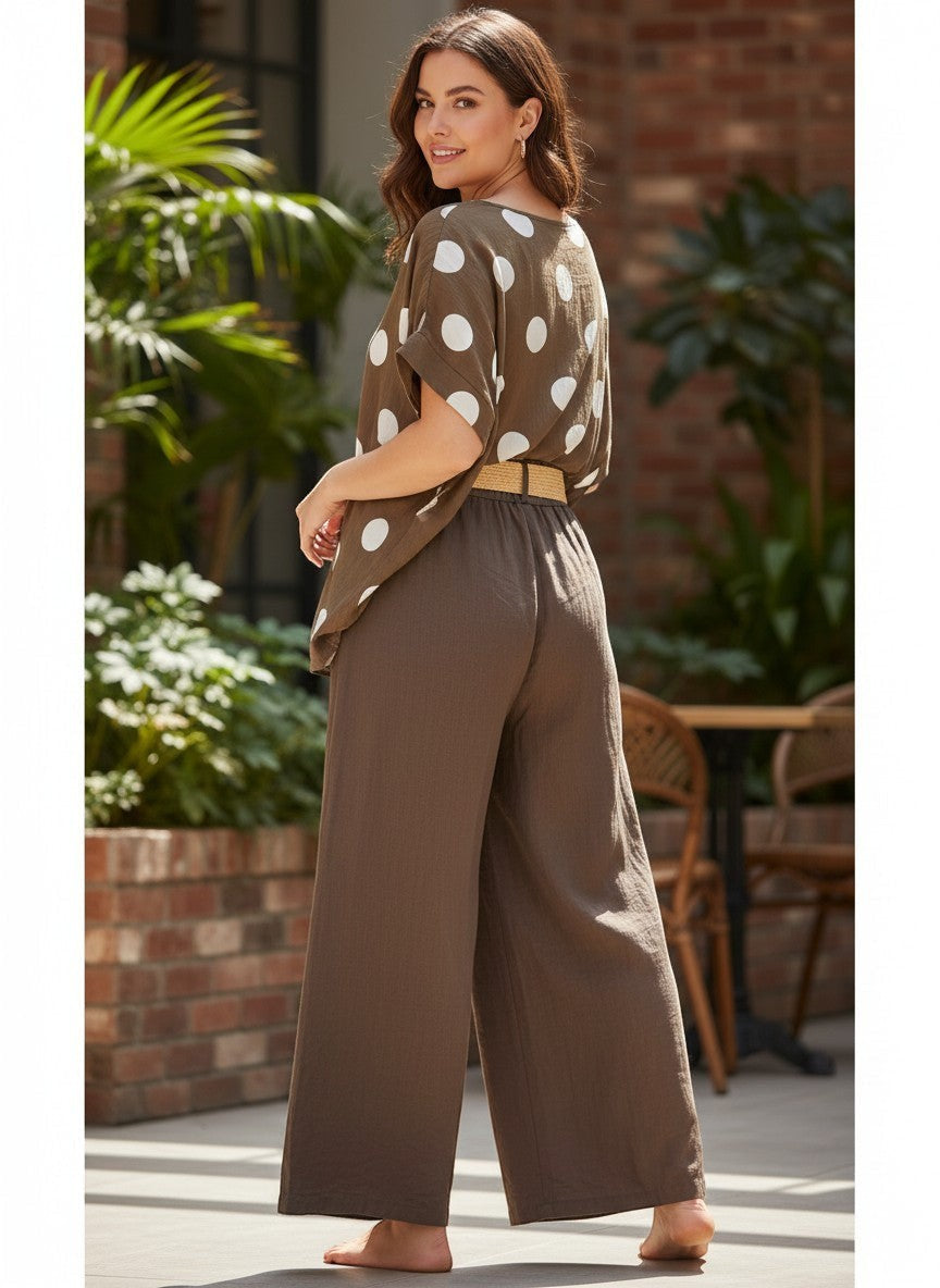 Кафява блуза от Benny Boutique с бели точки, свободна кройка, комбинирана със съответстващи широки панталони на модел.