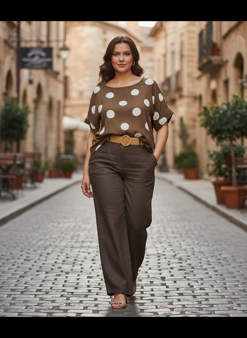 Блуза от Benny Boutique с кафяви точки, с къси ръкави и свободна кройка, носена от модел на калдъръмена улица.