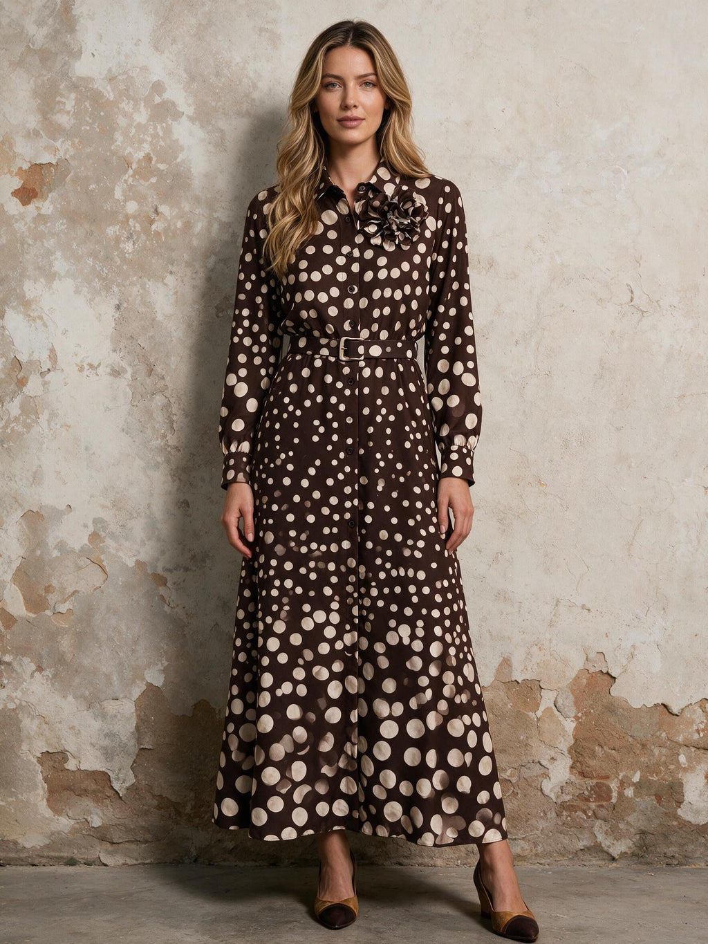 Тъмнокафява макси рокля Benny Boutique със светли точки, яка, декоративно цвете и подходящ колан на талията.