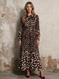 Тъмнокафява макси рокля Benny Boutique със светли точки, яка, декоративно цвете и подходящ колан на талията.