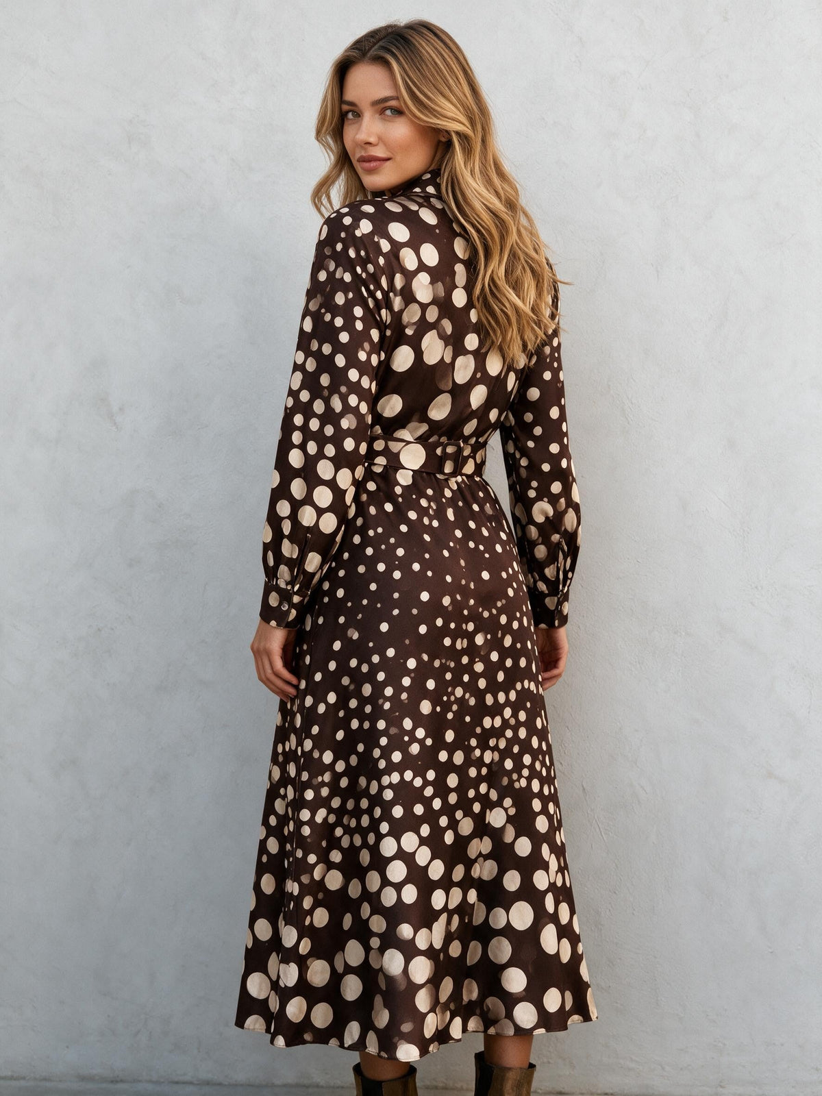 Тъмнокафява рокля Benny Boutique с дължина до средата на прасеца, кремави точки, дълги ръкави и подходящ колан на талията, показана в гръб.