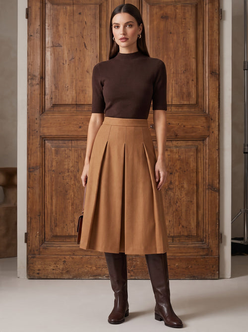 Кафява безшевна рипсена блуза Benny Boutique с къси ръкави и поло яка, съчетана с плисирана миди пола в цвят тен.