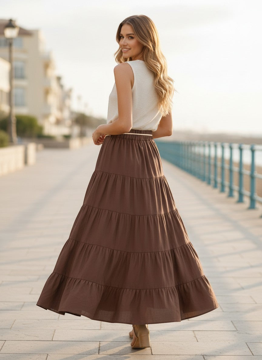 Benny Boutique кафява многопластова макси пола с удобна еластична талия, носена от жена на слънчева алея.