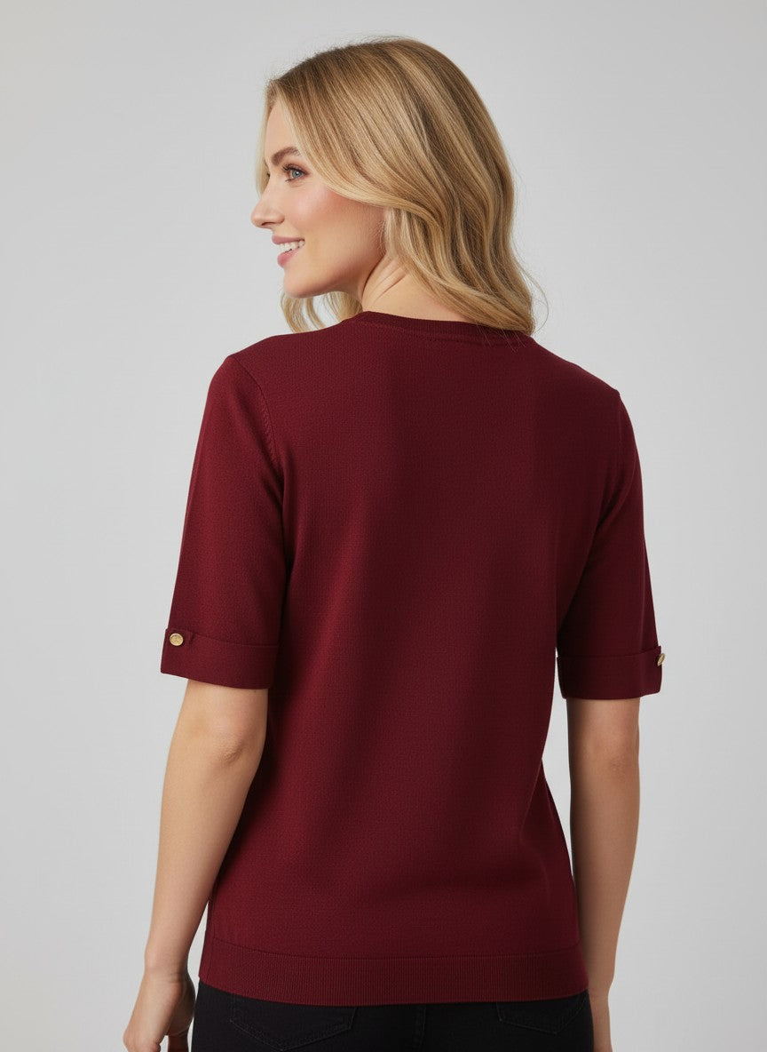 Бордо дамска блуза от фино плетиво на Benny Boutique с къси ръкави, оребрено деколте и декоративни златисти копчета на раменете.