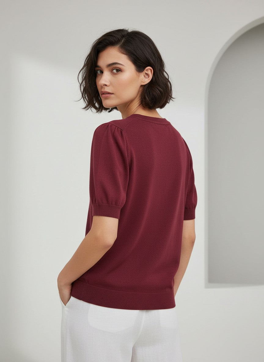 Бордо плетена жилетка Benny Boutique с къси ръкави и обло деколте, носена от жена – изглед отзад.