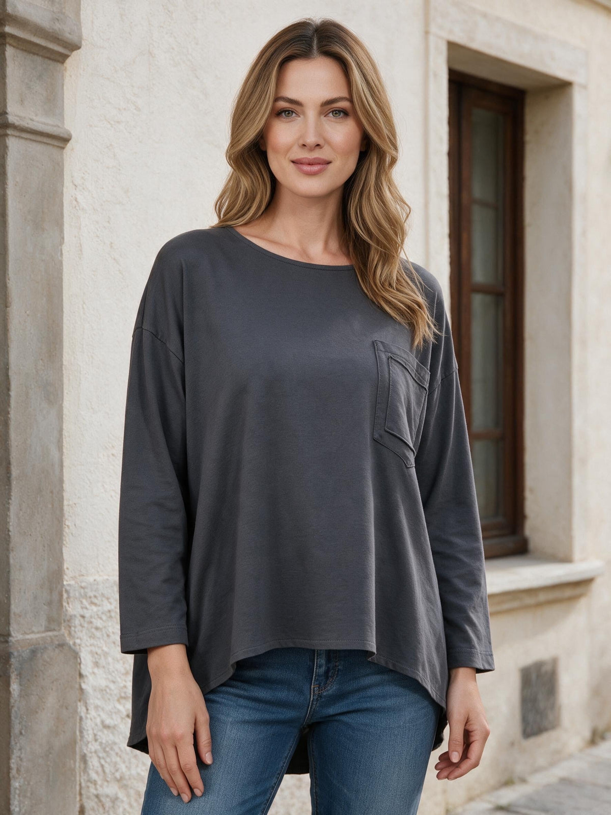 Свободна блуза в цвят антрацит от Benny Boutique, с преден джоб, обло деколте и паднали рамене.