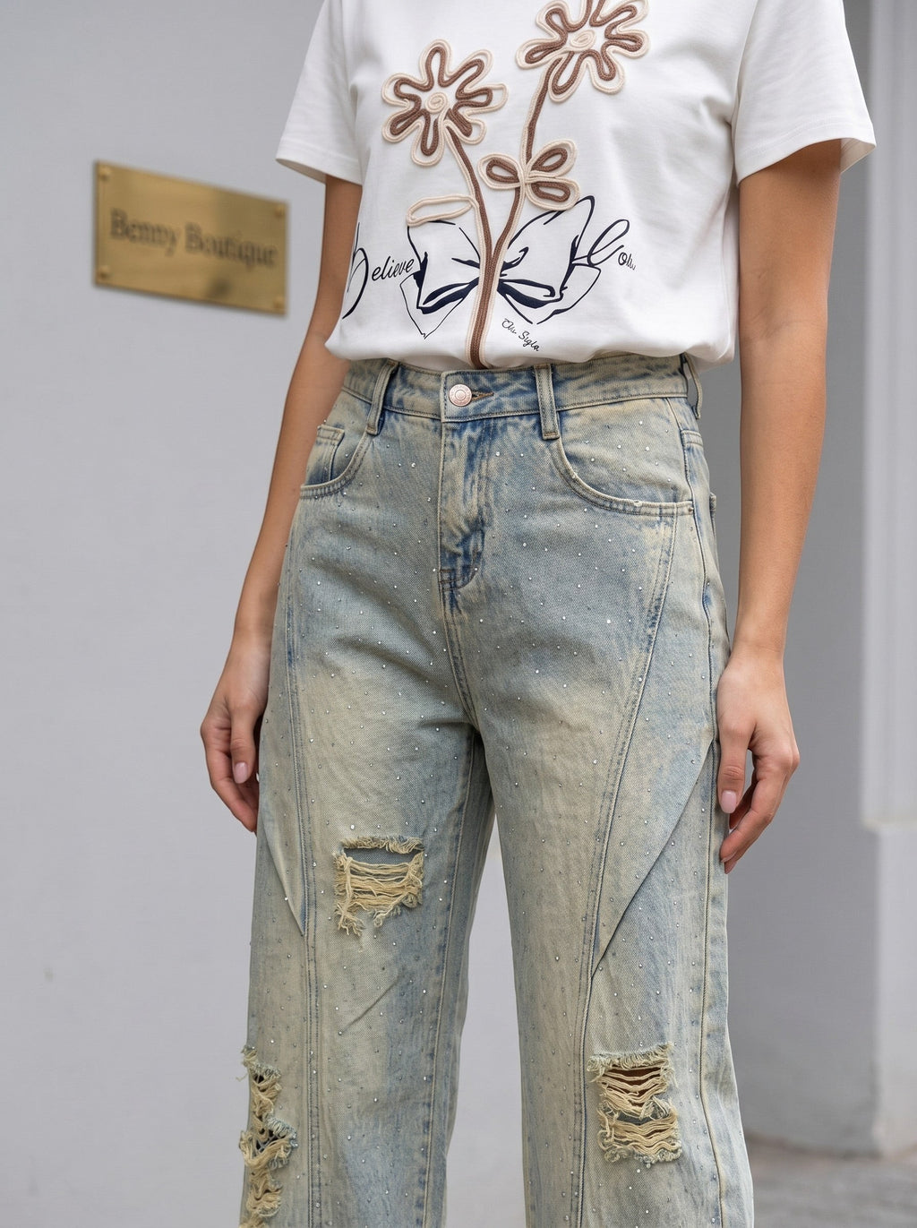 Benny Boutique светлосини дънки с кристални украшения по цялата повърхност и разкъсани детайли на коленете. Baggy силует.