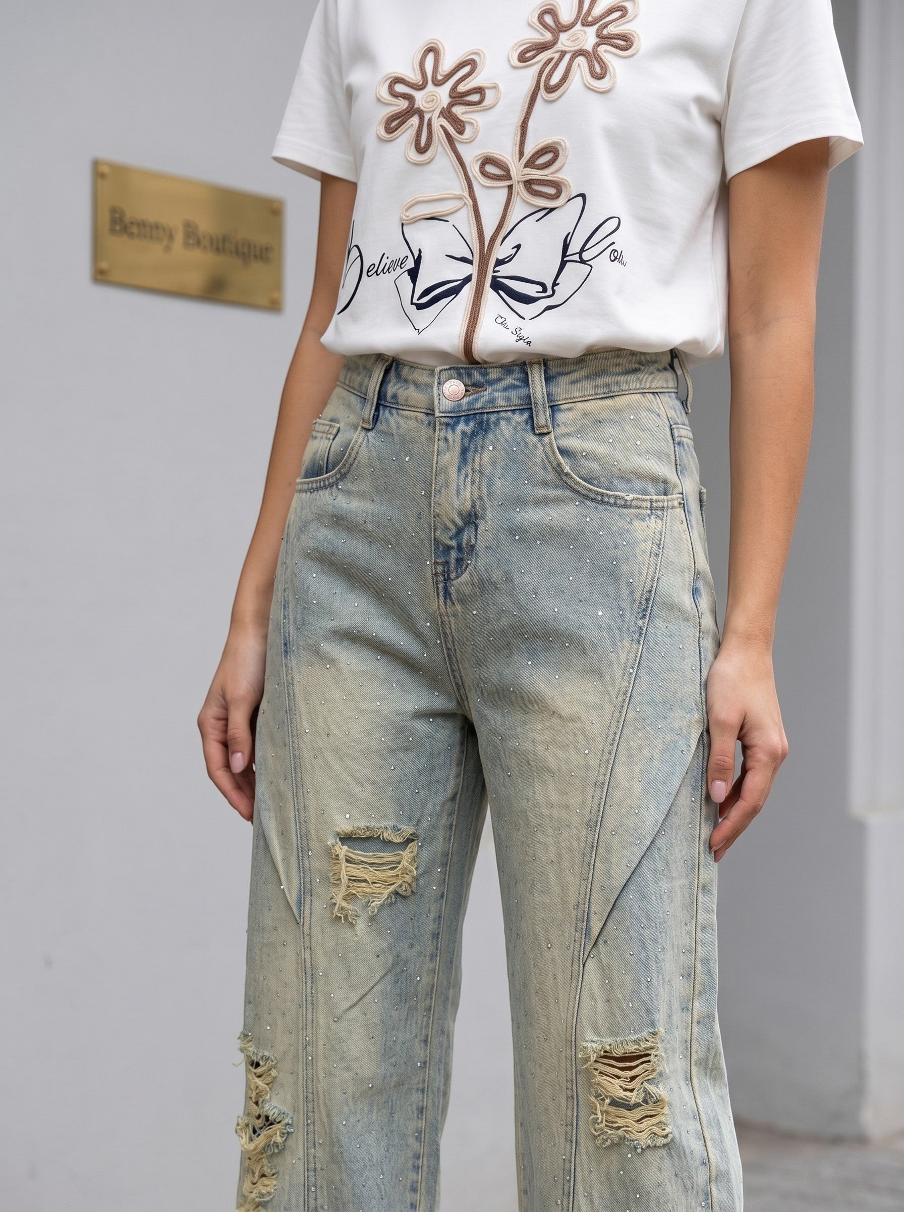 Benny Boutique светлосини дънки с кристални украшения по цялата повърхност и разкъсани детайли на коленете. Baggy силует.