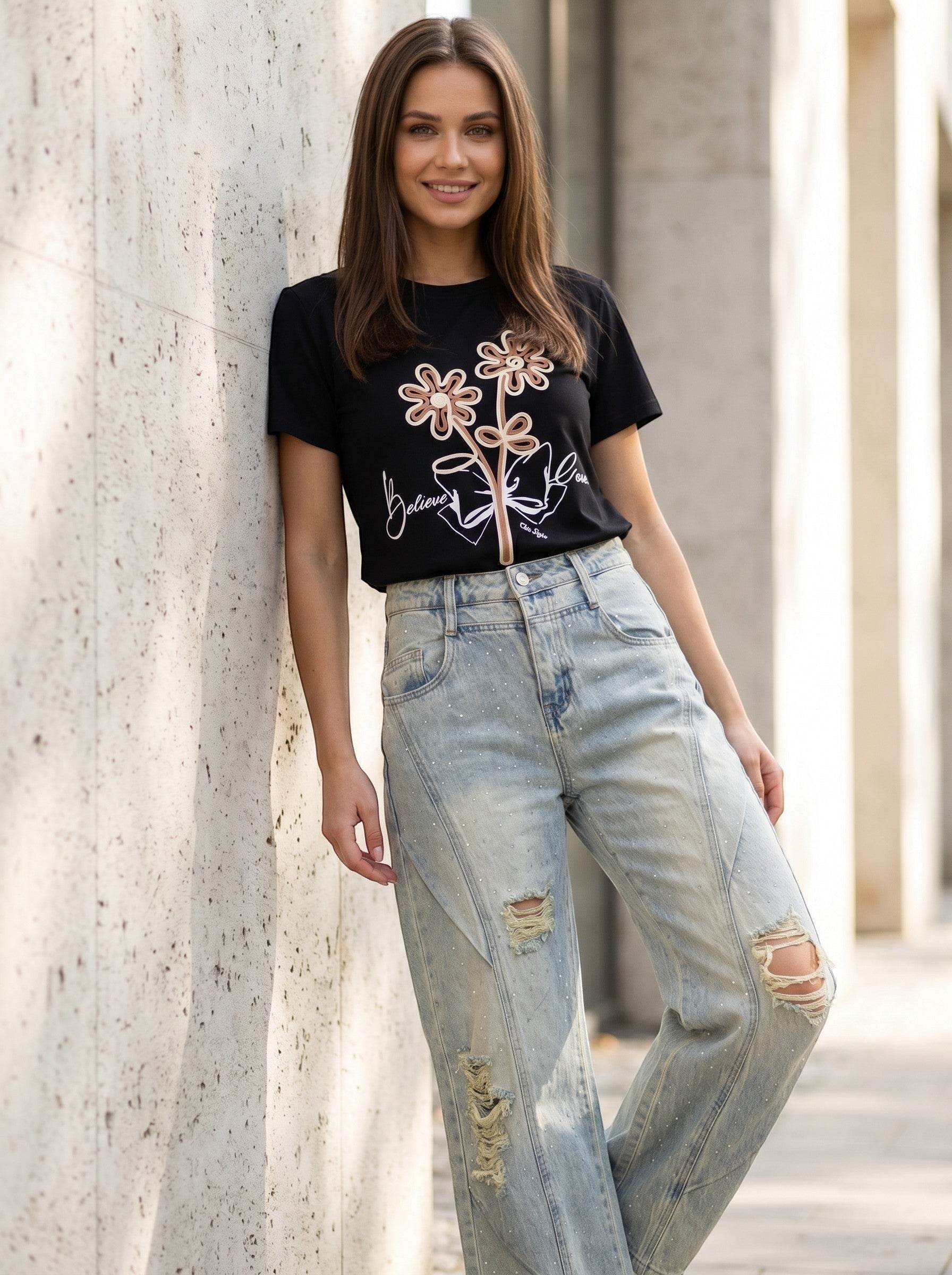 Benny Boutique светлосини дънки с кристални украшения по цялата повърхност и разкъсани детайли на коленете. Baggy силует.