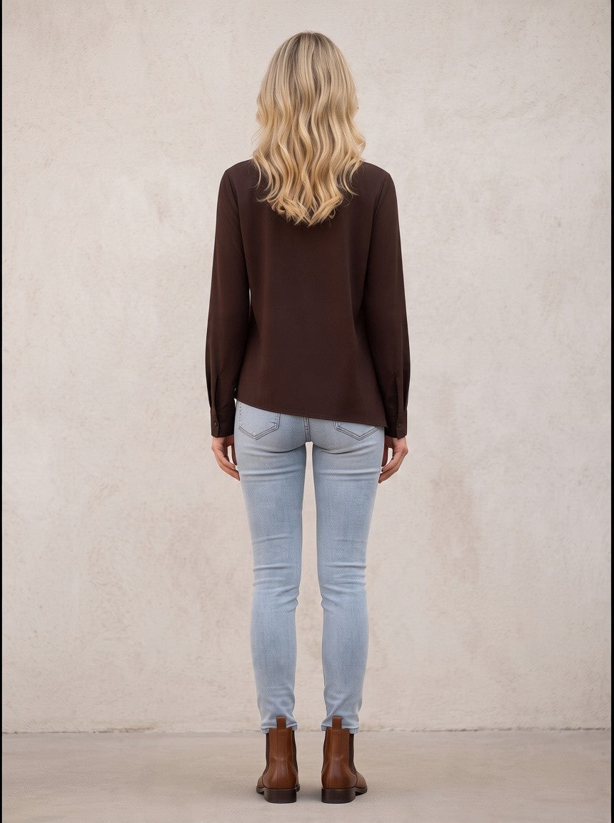 Тъмнокафява риза от Benny Boutique с дълги ръкави и асиметричен подгъв, изглед отзад.