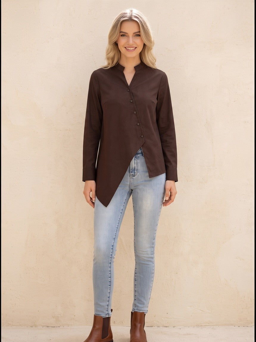 Тъмнокафява риза от Benny Boutique с диагонално закопчаване с копчета, V-образно деколте и асиметричен подгъв.