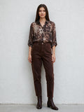 Тъмнокафяви дънки Benny Boutique с висока талия и свободна кройка mom fit, носени от модел с блуза с леопардов принт.