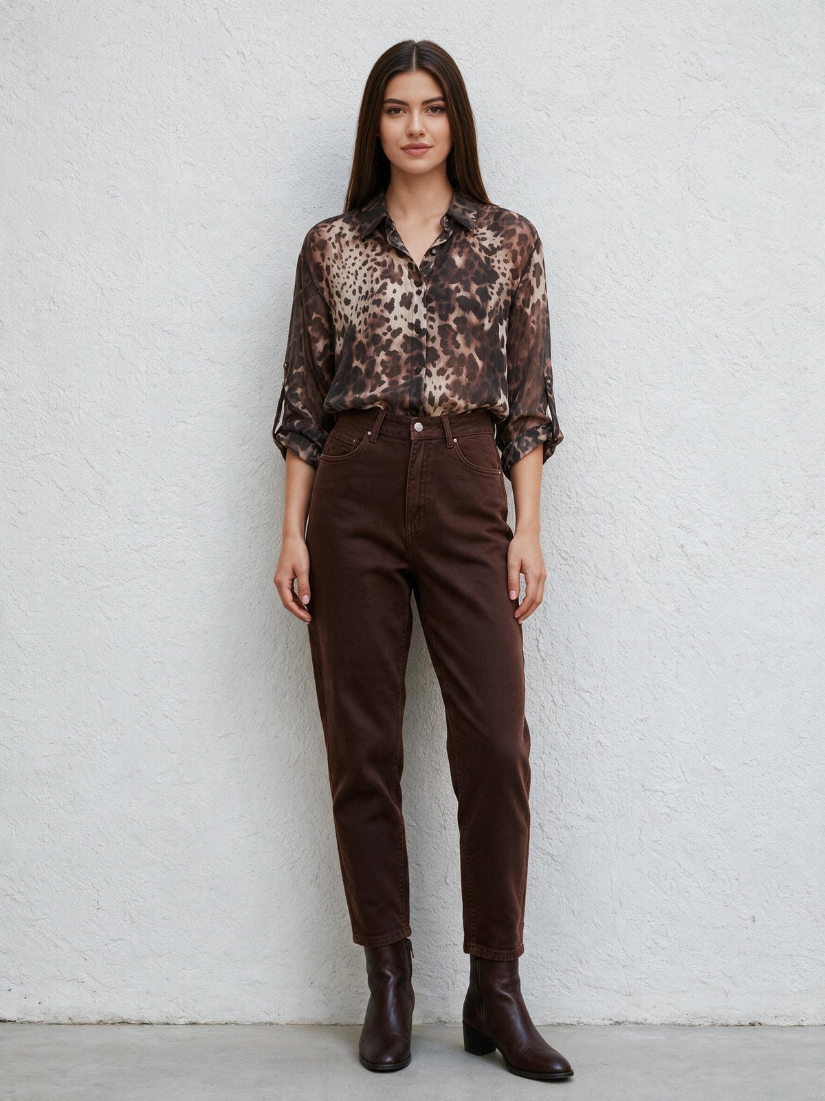 Тъмнокафяви дънки Benny Boutique с висока талия и свободна кройка mom fit, носени от модел с блуза с леопардов принт.