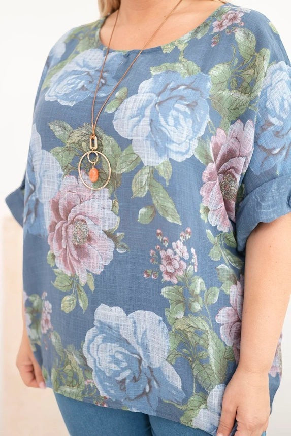 Benny Boutique синя памучна муселинова блуза с голям флорален принт и колие. Свободна кройка, къси ръкави.