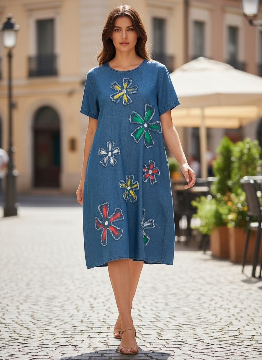 Benny Boutique деним миди рокля в синьо с цветни апликации цветя и къси ръкави.