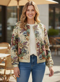 Леко яке тип „бомбър“ Benny Boutique с флорална бродерия и металически златист кант, носено от усмихната жена.