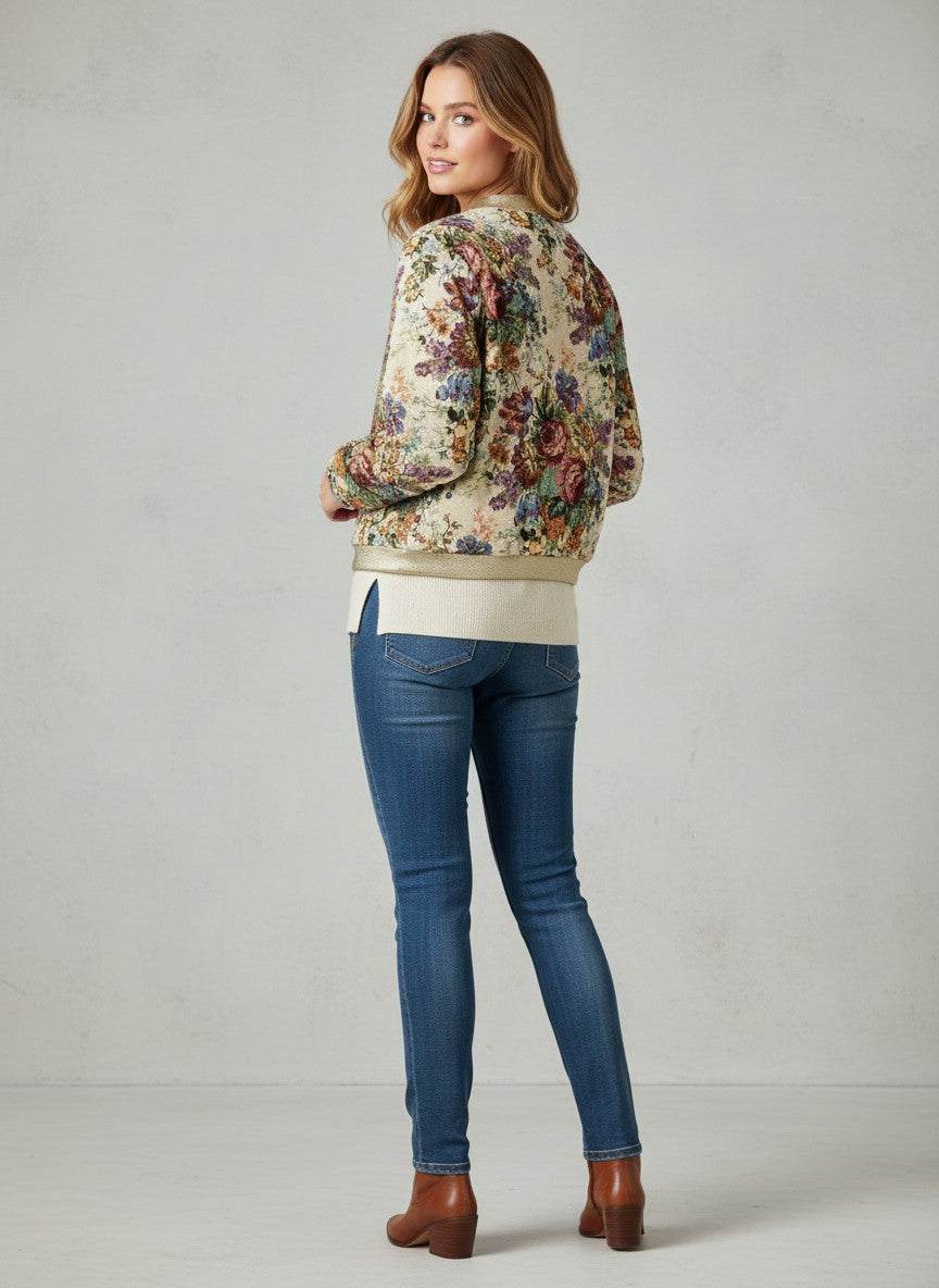 Леко яке тип „бомбър“ Benny Boutique с флорална бродерия и златист металически кант, носено от жена с дънки.