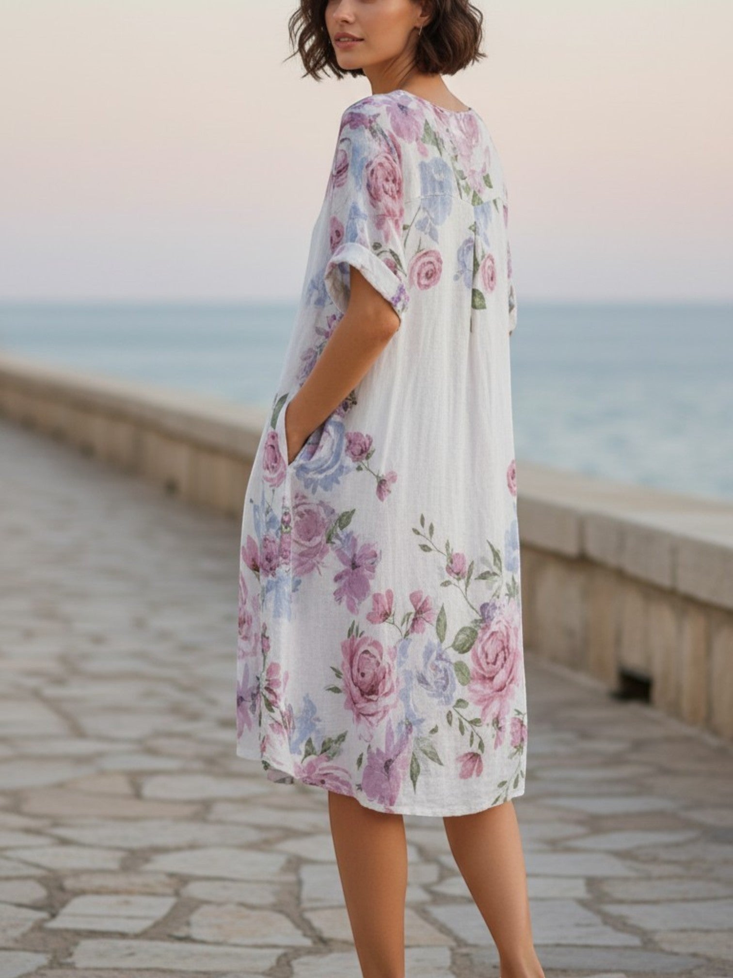 Benny Boutique - лека бяла миди рокля с розово-син флорален принт, свободна кройка и странични джобове.